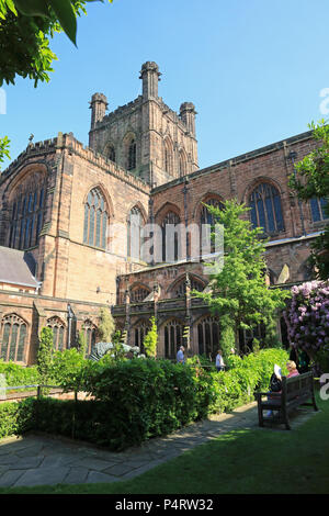 Le jardin historique dans le cloître de la cathédrale de Chester, nord-ouest de l'Angleterre, Royaume-Uni Banque D'Images