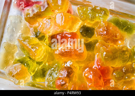 Ours gommeux avec bol en verre de vodka. Boissons Confiserie Aliments. Banque D'Images