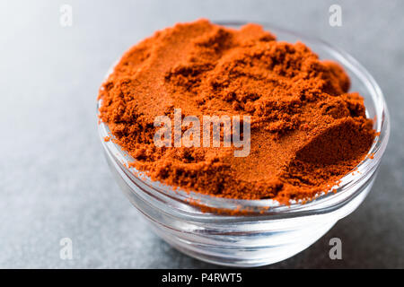 Poivron rouge en poudre sèche en poudre de paprika fumé. L'alimentation biologique. Banque D'Images