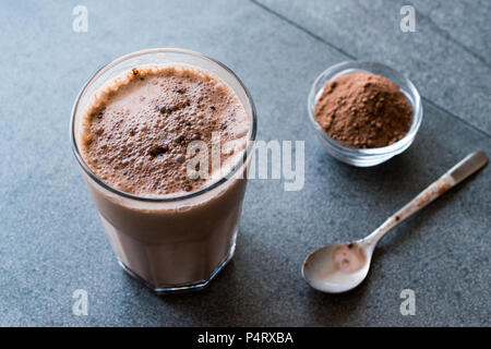 Smoothie Protéinées chocolat avec la poudre de protéine de lactalbumine. Boisson pour sportifs Banque D'Images