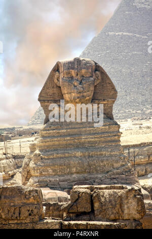 Sphinx de Gizeh pyramide avec l'Égypte, sous un grand ciel et un chameau en arrière-plan Banque D'Images