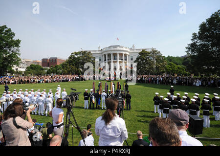 WASHINGTON, D.C. (7 juin 2011) Le président Barack Obama prononce une allocution lors de l'arrivée Cérémonie d'accueil du Chancelier de la République fédérale d'Allemagne, le Dr Angela Merkel. Cérémonie militaire pour les personnalités ont eu lieu sur la pelouse Sud de la Maison Blanche depuis l'administration Kennedy. Banque D'Images