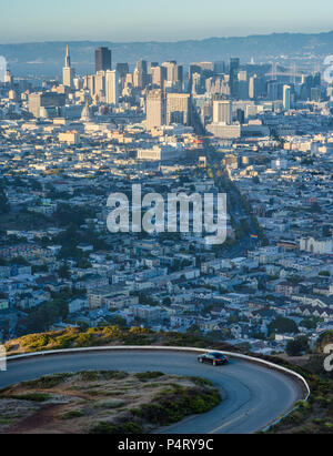 Les conducteurs de voitures au centre-ville depuis le haut de Twin Peaks dans la ville de San Francisco, Californie, USA. Banque D'Images