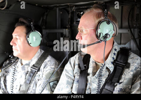 Air Force Le général Craig McKinley, droite, le chef de la Garde Nationale, du Bureau et de l'Armée Le Général de Kenny Montoya, l'adjudant général de la Garde nationale du Nouveau Mexique, voir le Kosovo d'une Force de paix au Kosovo UH-60 Black Hawk lors de visites de troupes et d'une mission d'enquête le 25 octobre 2011. Banque D'Images