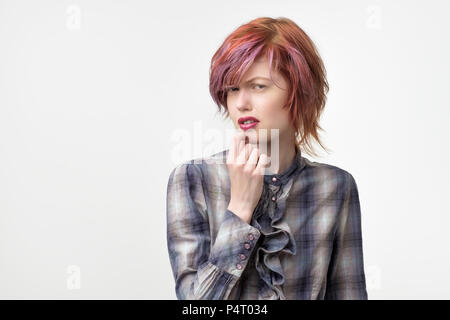 Portrait de femme assez informel inhabituelles avec des hairstyle a une expression de dégoût sur le visage. Que signifie l'expression. Du visage négatif emoti Banque D'Images