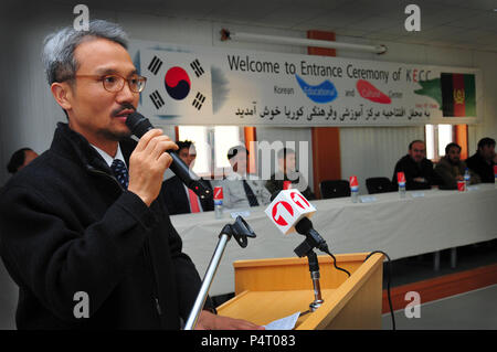 PARWAN, Afghanistan - (Janvier 1985). 27, 2012) République de Corée Parwan Chef de l'Équipe de reconstruction provinciale représentant Seung-bae adresses Yeo délégués et invités présents à l'ouverture officielle de la PRT de Corée coréen du Centre éducatif et culturel le 27 janvier. L'EPR ROK Parwan travaille à étendre la portée et de renforcer la légitimité du gouvernement afghan dans la province, en mettant l'accent sur l'habilitation des fonctionnaires du gouvernement Parwan dans des domaines fonctionnels tels que l'État de droit, la construction d'une infrastructure durable et d'assurer le perfectionnement professionnel des compétences à la population afghane locale utilisée pour générer l'indépendance Banque D'Images