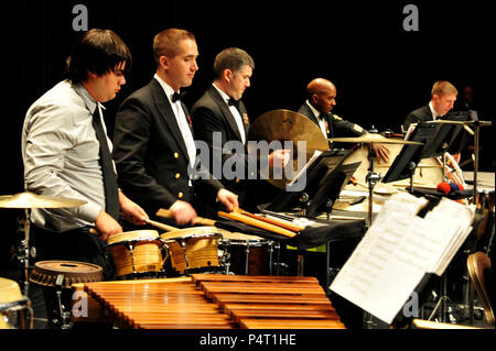 NORMAL, IL. (26 mars 2012) Des élèves du secondaire de normal, en Illinois, effectuer la norme John Philip Sousa, "Washington Post" avec la Marine des États-Unis Harmonie à l'Auditorium Braden sur le campus de l'Illinois State University. Le groupe, mené par le Capitaine Brian O. Walden, est sur son 21e jour de leur tournée nationale de 26 jours du Midwest. Banque D'Images