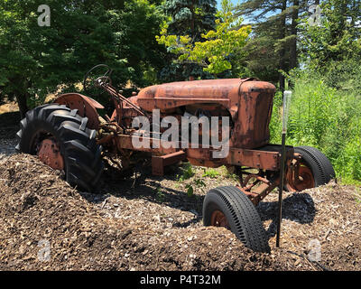 Vieux tracteur abandonné. Banque D'Images