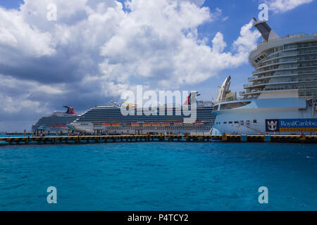 Cozumel, Mexique - Le 04 mai 2018 : Royal Carribean Cruise ship Oasis de la mer amarré au port de Cozumel au cours d'une des croisières des Caraïbes de l'Ouest Banque D'Images