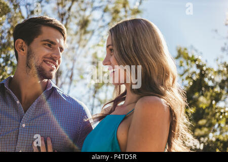 Young caucasian man and woman smiling lors d'une journée ensoleillée dans le jardin. Banque D'Images