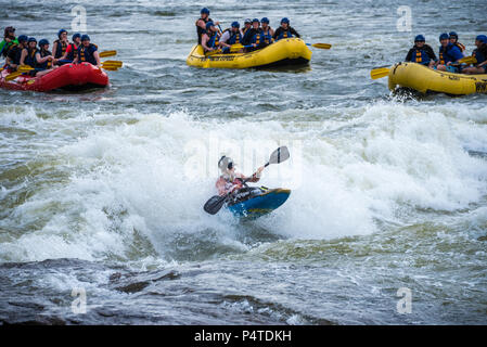 Rafting et kayak freestyle sur la rivière Chattahoochee à Columbus, en Géorgie. (USA) Banque D'Images