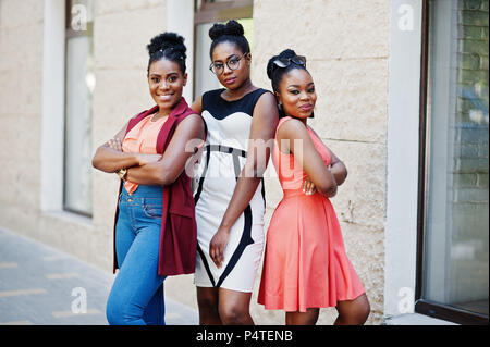 Élégant trois african american womans posés au jour d'été ensoleillé à l'extérieur. Banque D'Images