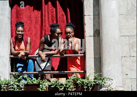 Élégant trois african american womans posés au jour d'été ensoleillé à l'extérieur. Banque D'Images