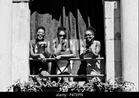 Élégant trois african american womans posés au jour d'été ensoleillé à l'extérieur. Banque D'Images