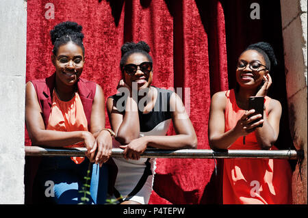 Élégant trois african american womans posés au jour d'été ensoleillé à l'extérieur. Banque D'Images