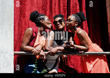 Élégant trois african american womans posés au jour d'été ensoleillé à l'extérieur. Banque D'Images