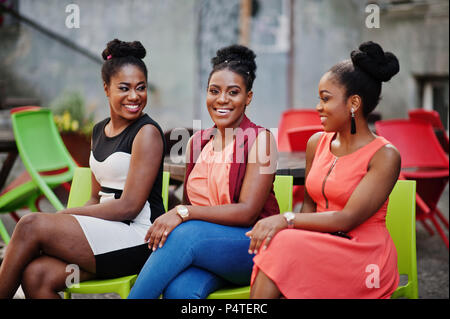 Élégant trois african american womans posés au jour d'été ensoleillé à l'extérieur. Banque D'Images