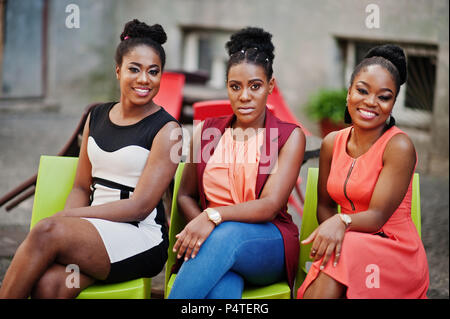 Élégant trois african american womans posés au jour d'été ensoleillé à l'extérieur. Banque D'Images