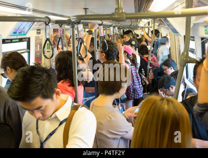 Foule de passagers voyageant en métro (BTS) train, Bangkok, Thailande, Asie. Banque D'Images