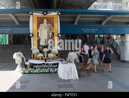 Photo de feu le Roi Bhumibol Adulyadej à l'extérieur de la station de BTS National Stadium, Bangkok, Thailande, Asie. Banque D'Images