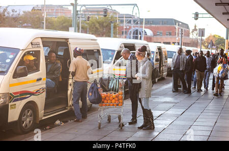 Pretoria, Afrique du Sud, le 7 juin - 2018 : les navetteurs à minibus taxi à à des oranges sur la vente. Banque D'Images