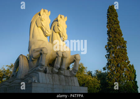 Lisbonne, Portugal - 17 septembre 2006 : Statut de deux chevaux de mer (hippocampes mythologiques ) dans Empire Square Park (Praca do Imperio) allumé par soir su Banque D'Images