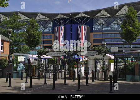 Ascot, Berkshire / UK - 15 juin 2018 : portes de l''hippodrome d''Ascot - le lieu de la réunion de Royal Ascot. Banque D'Images