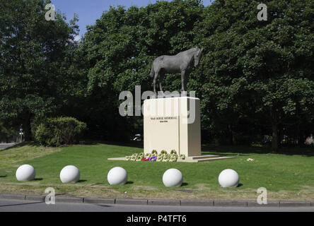 Ascot, Berkshire / UK - 15 juin 2018 : un mémorial à la guerre les chevaux qui ont perdu la vie pendant la Première Guerre mondiale. Conçu par Susan Leyland. Banque D'Images