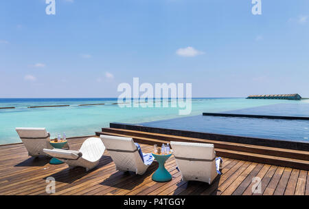 Chaise longue et belle turquoise de l'océan Indien en Maldives Banque D'Images