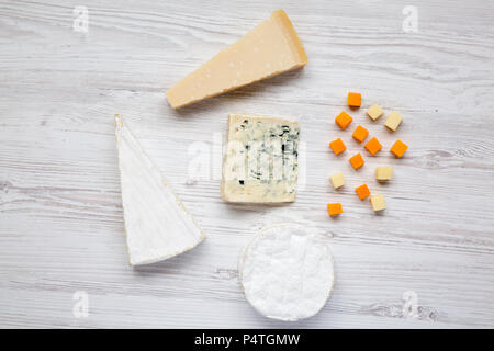 Différents types de fromages sur la table en bois blanc Banque D'Images
