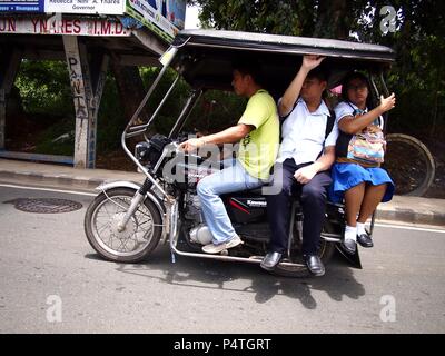 ANTIPOLO CITY, PHILIPPINES - le 18 juin 2018 : les étudiants et les autres passagers monter sur un tricycle pour aller à l'école. Banque D'Images