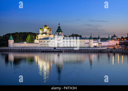 Monastère Ipatiev reflétant dans l'eau au crépuscule, Kostroma, Russie Banque D'Images