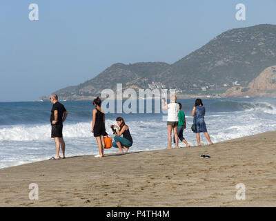 Plage de Cléopâtre, Alanya, Turquie, le 30 octobre 2017 : regarder les gens et prendre des photos des vagues Banque D'Images