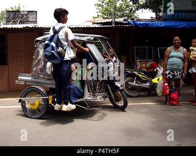 ANTIPOLO CITY, PHILIPPINES - le 18 juin 2018 : les étudiants et les autres passagers monter sur un tricycle pour aller à l'école. Banque D'Images