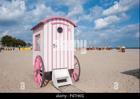 Panier bain historique, l'évolution des prix à la plage de sable, Travemünde, mer Baltique, Schleswig-Holstein, Allemagne Banque D'Images