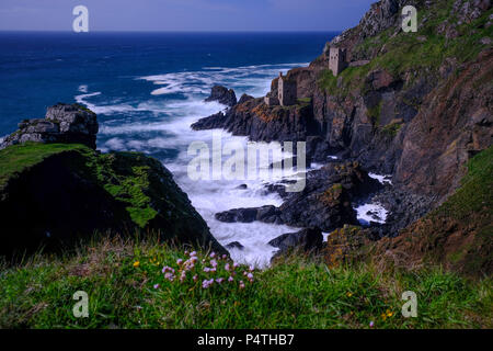 Côte Rocheuse avec des ruines, ancienne mine, ancienne mine d'étain, Botallack Trewellard, mines, Cornwall, Angleterre, Grande-Bretagne Banque D'Images