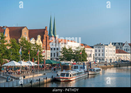 Amarrage sur la rivière Trave, Vieille Ville avec la Cathédrale, Lübeck, Schleswig-Holstein, Allemagne Banque D'Images