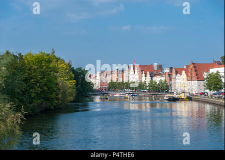 Les maisons historiques sur la rivière Trave, Lübeck, Schleswig-Holstein, Allemagne Banque D'Images