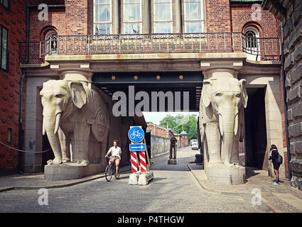 Copenhague, Danemark - Détail de la sculpture de l'éléphant le maintien de la Ny Carlsberg brewhouse elephant porte construite en 1902. Banque D'Images