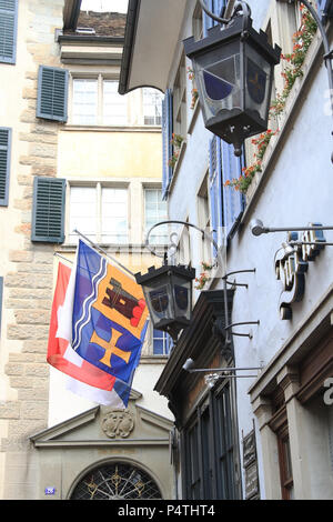 Zurich, Suisse - 27 mai 2018 : rue ancienne à Zurich, décoré de drapeaux suisses dans la vieille ville de Zurich, Suisse. Banque D'Images