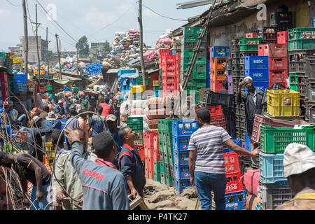 Scène dans la section recyclage de l'Addis-abeba Mercato. Banque D'Images