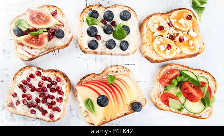 Toasts pour le petit déjeuner d'été en bonne santé. Vue d'en haut Banque D'Images