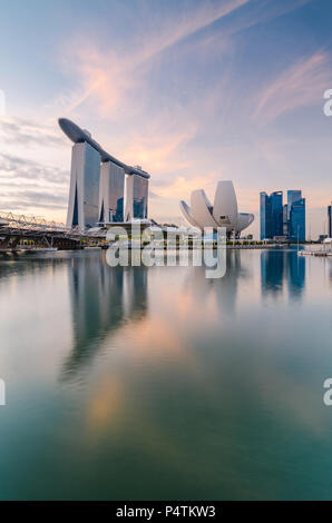 Belle heure bleue avec Singapore Art Science Museum, Marina Bay Sands Hotel et Helix Bridge. Ces bâtiments trio était devenu monument pour Singapour Banque D'Images