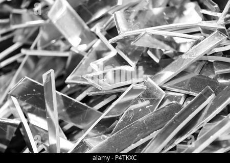 Petits morceaux d'aluminium rejeté pendant le processus de fonderie pour la fonte de nouveau, photo en noir et blanc Banque D'Images