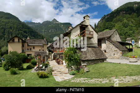 Sonogno ;, pittoresque village infesté de géraniums dans la Valle Versasca, Tessin (Suisse Italienne) Banque D'Images