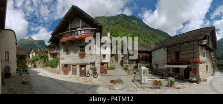 Sonogno ;, pittoresque village infesté de géraniums dans la Valle Versasca, Tessin (Suisse Italienne) Banque D'Images