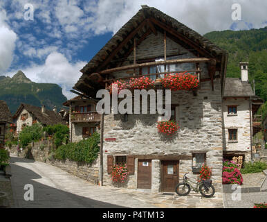 Sonogno ;, pittoresque village infesté de géraniums dans la Valle Versasca, Tessin (Suisse Italienne) Banque D'Images