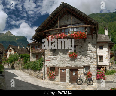 Sonogno ;, pittoresque village infesté de géraniums dans la Valle Versasca, Tessin (Suisse Italienne) Banque D'Images