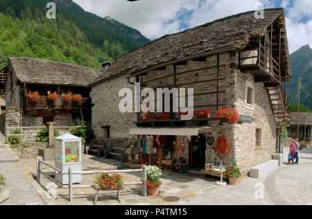 Sonogno ;, pittoresque village infesté de géraniums dans la Valle Versasca, Tessin (Suisse Italienne) Banque D'Images