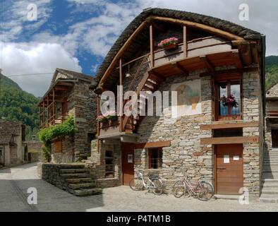 Sonogno ;, pittoresque village infesté de géraniums dans la Valle Versasca, Tessin (Suisse Italienne) Banque D'Images